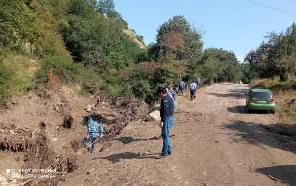В УВД Джалал-Абадской области рассказали некоторые подробности о сходе селевых потоков, которые унесли восемь человек в Аксыйском районе - Sputnik Кыргызстан