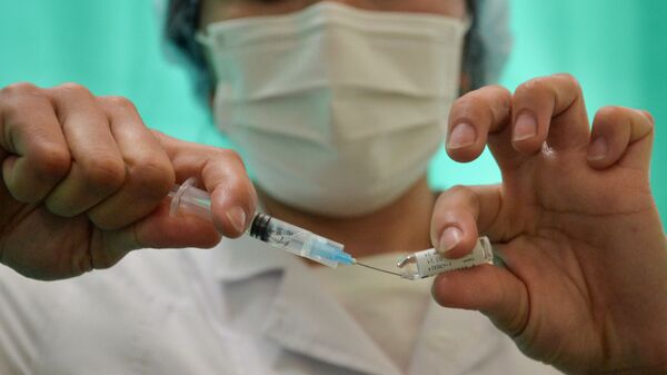 Медицинский персонал готовит дозу российской вакцины против Covid-19. Архивное фото - Sputnik Кыргызстан