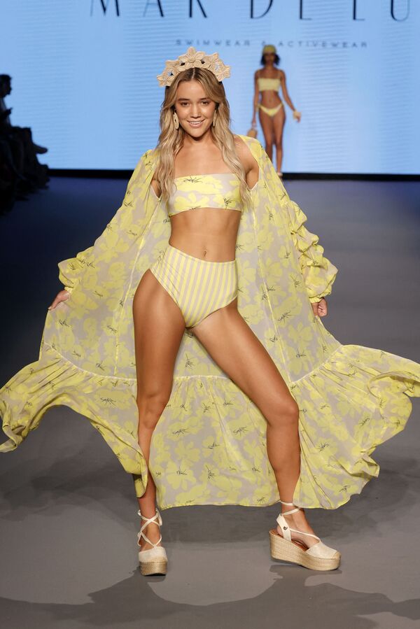 Модель в бикини на модном показе Miami Swim Week в Майами, Флорида - Sputnik Кыргызстан