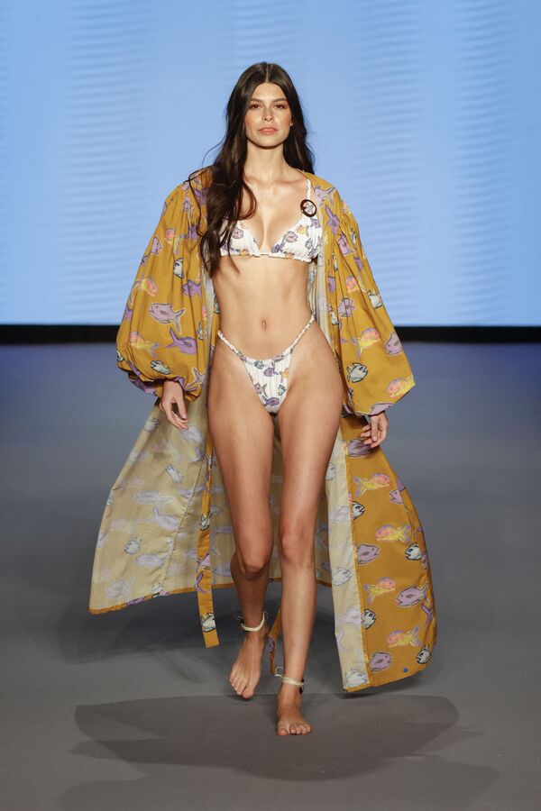 Модель в бикини и парео на модном показе Miami Swim Week в Майами, Флорида - Sputnik Кыргызстан