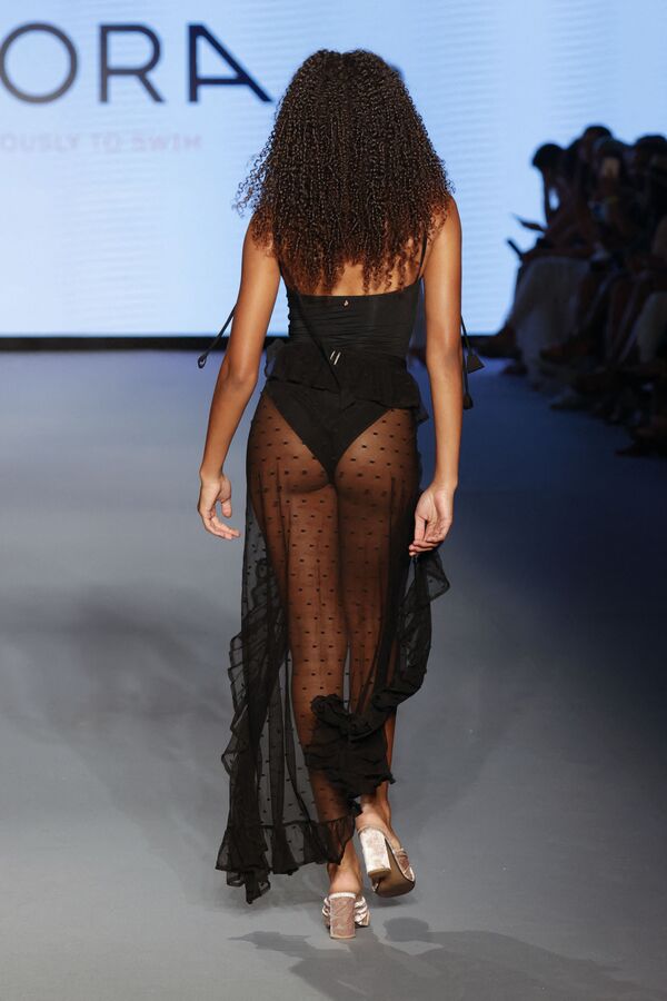 Модель в бикини на модном показе Miami Swim Week в Майами, Флорида - Sputnik Кыргызстан