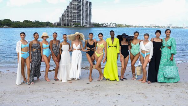 Модель в пляжных нарядах на модном показе Miami Swim Week в Майами, Флорида - Sputnik Кыргызстан