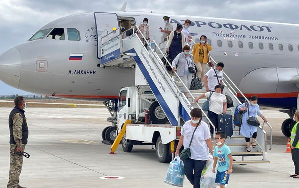 Первым рейсом из Москвы на воздушном судне Airbus A320 имени Дмитрия Лихачёва прилетели 79 пассажиров - Sputnik Кыргызстан