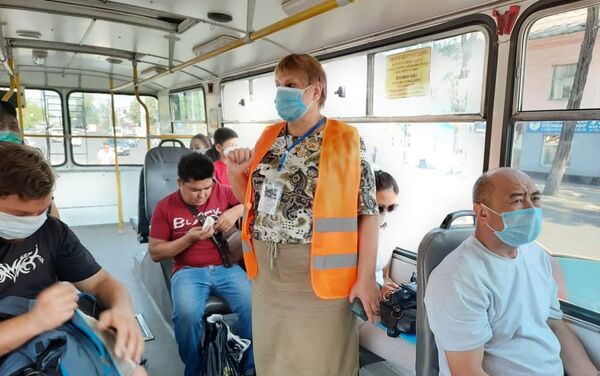 Мобильные группы Бишкекского троллейбусного управления провели рейд по соблюдению санитарно-эпидемиологических норм в салоне троллейбусов - Sputnik Кыргызстан