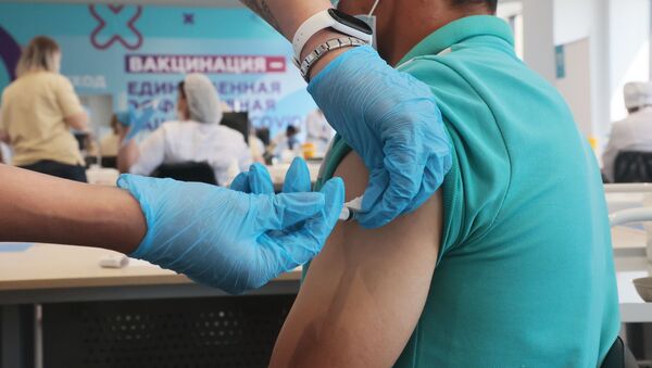 Вакцина алып жаткан адам. Архив - Sputnik Кыргызстан