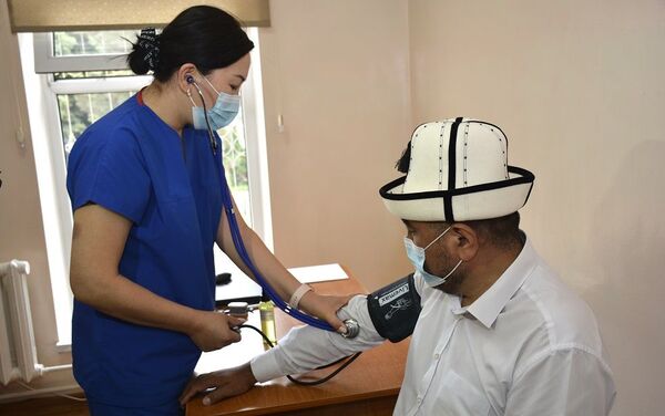 Глава Духовного управления мусульман Кыргызстана, муфтий Замир Ракиев получил вакцину от коронавируса - Sputnik Кыргызстан