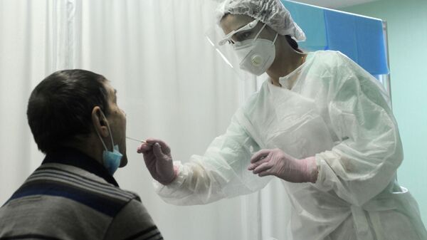 Медайым ПЦР тести үчүн пациенттен мазок алып жатат. Архив - Sputnik Кыргызстан