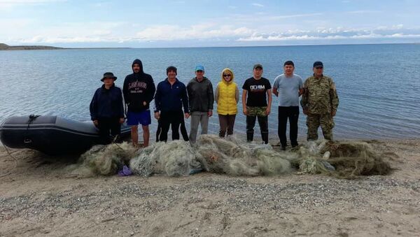 Очистка от мусора и рыболовных сетей водной поверхности Иссык-Куль - Sputnik Кыргызстан