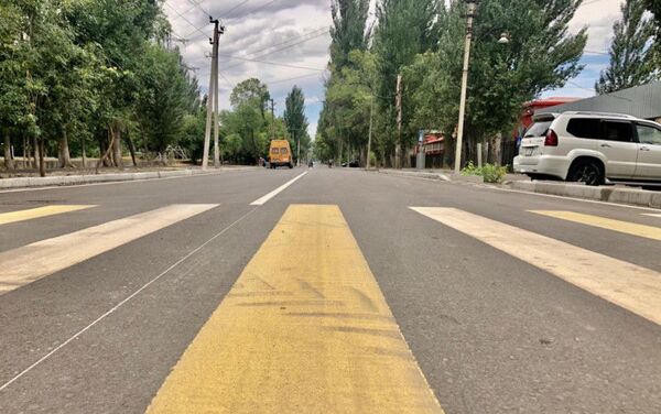 В Бишкеке открыли две улицы после ремонта дороги и тротуаров - Sputnik Кыргызстан