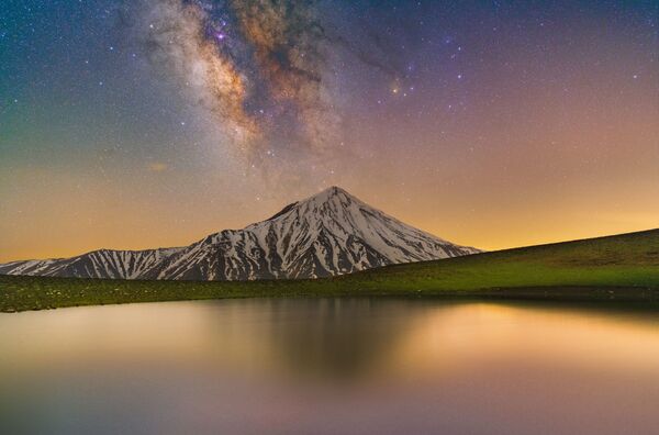 Снимок Glory of Damavand and Milky Way иранского фотографа Masoud Ghadiri , попавший в шортлист конкурса Royal Observatory’s Astronomy Photographer of the Year 13 - Sputnik Кыргызстан