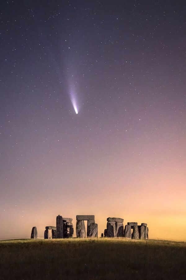 Снимок Comet Neowise over Stonehenge британского фотографа James Rushforth, попавший в шортлист конкурса Royal Observatory’s Astronomy Photographer of the Year 13 - Sputnik Кыргызстан