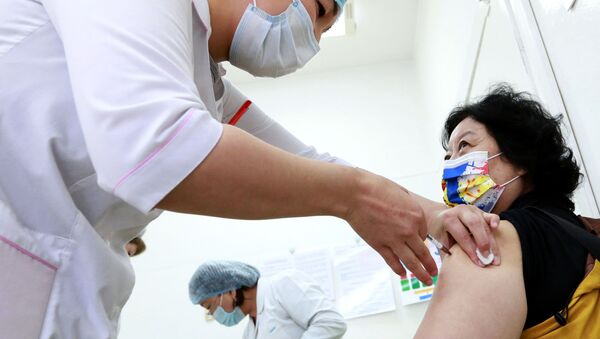 Женщина вакцинируется от COVID-19 в Центре семейной медицины №6 в Бишкеке. Архивное фото - Sputnik Кыргызстан