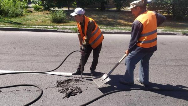 Сотрудники МП Бишкекасфальтсервис во время ремонта одной из улиц Бишкека - Sputnik Кыргызстан