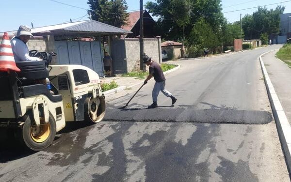 Бишкекасфальтсервис проводит работу по содержанию дорожной инфраструктуры, нанесению дорожной разметки, установке знаков, ямочный и карточный ремонт дорог, заливку трещин - Sputnik Кыргызстан