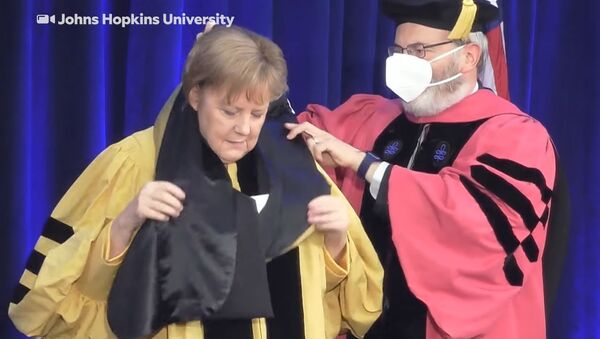 Меркель долго не могла надеть мантию — видео конфуза - Sputnik Кыргызстан