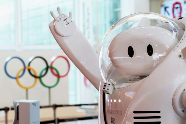 Робот Токио-2020 Олимпиада оюндарынын алдында маалыматтык столдо отурат, Японияда Олимп оюндары 23-июлда башталып, 8-августка чейин созулат - Sputnik Кыргызстан