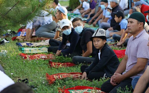 Около шести тысяч человек приняли участие в праздничном Айт-намазе в центральной мечети Оша — Сулайман-То - Sputnik Кыргызстан