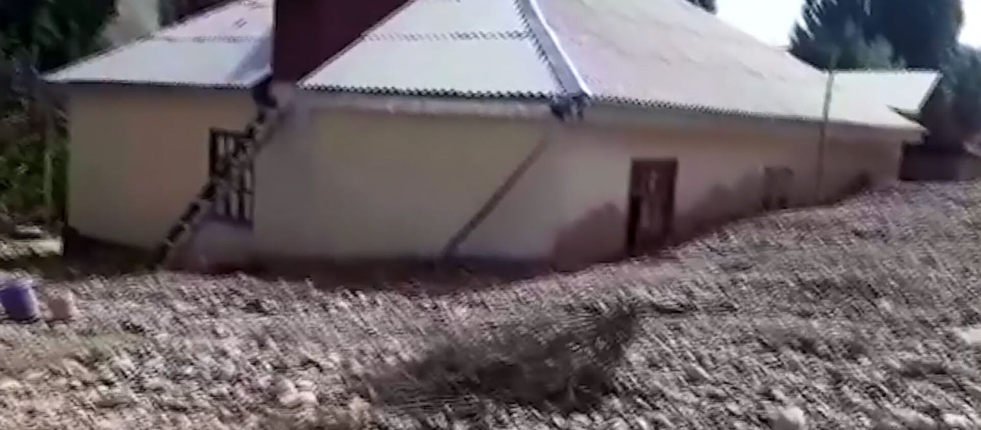 Заваленные камнями и землей дома — видео последствий селя в Лейлеке - Sputnik Кыргызстан, 1920, 20.07.2021