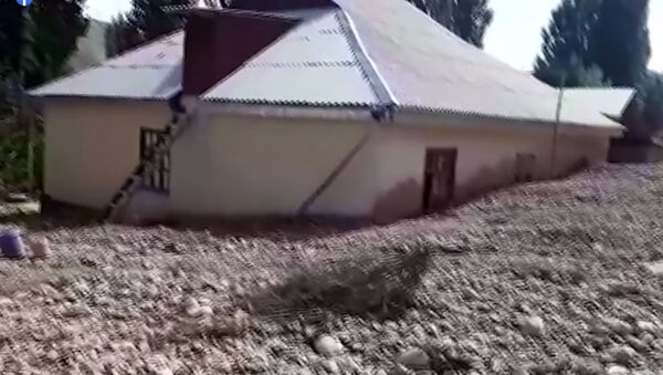 Заваленные камнями и землей дома — видео последствий селя в Лейлеке - Sputnik Кыргызстан