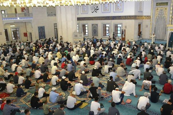 Муфтият отметил, что в Республиканскую мечеть имени имама Аль-Сарахси пришли тысячи верующих. Люди стали собираться к 6:30, а в 7:30 начался Айт-намаз. - Sputnik Кыргызстан