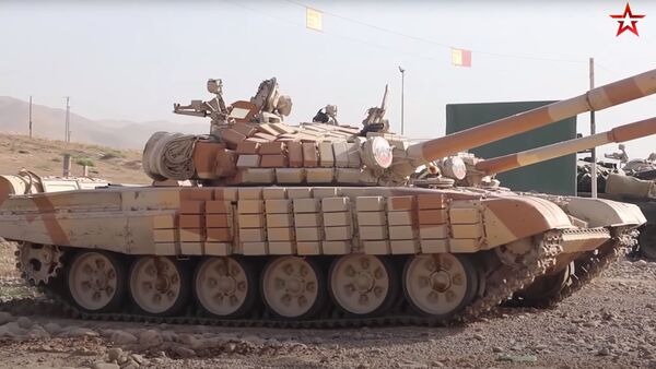 Российские танки совершили марш на приграничный с Афганистаном полигон. Видео - Sputnik Кыргызстан