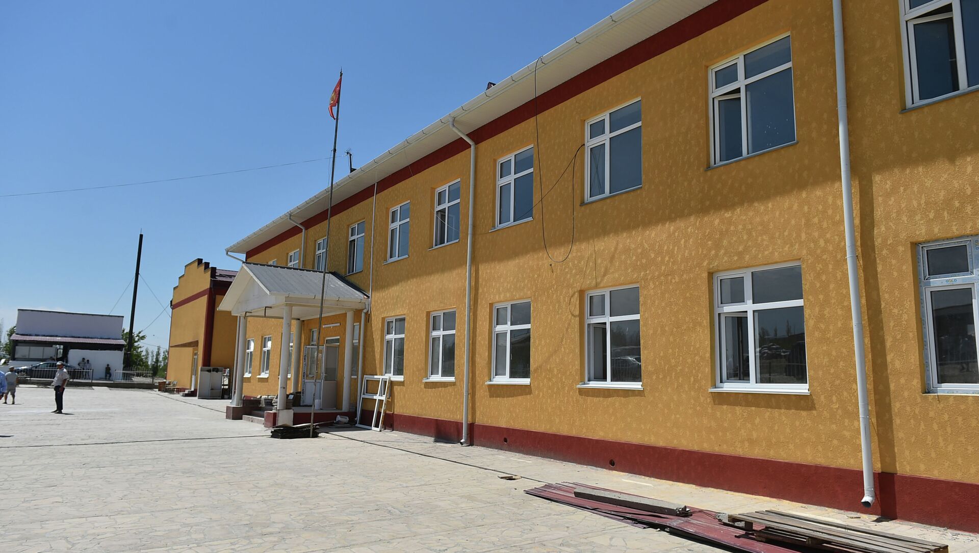 Восстановительные работы в школе, пострадавшей в результате событий на кыргызско-таджикской границе - Sputnik Кыргызстан, 1920, 21.07.2021