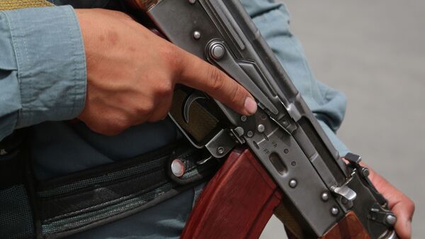 Оружие в руках солдата в Афганистане. Архивное фото - Sputnik Кыргызстан