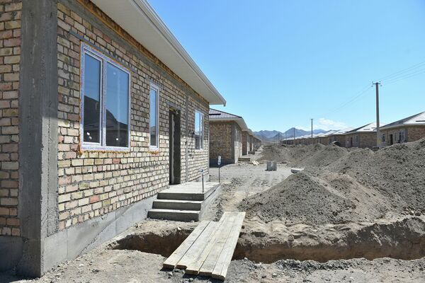 На кадрах видно, что дома возведены из кирпича, сейчас ведется прокладка коммуникаций. - Sputnik Кыргызстан