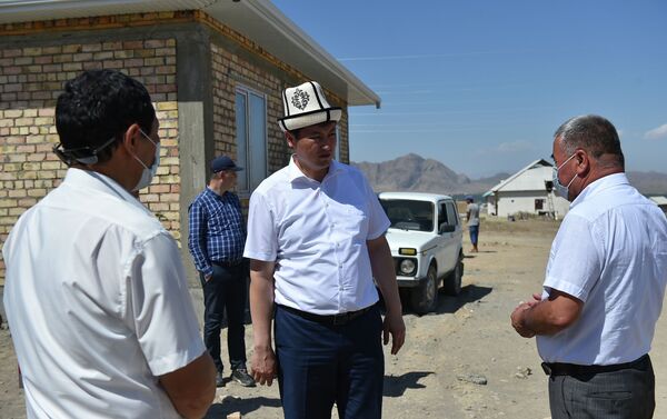 Председатель кабмина Улукбек Марипов осмотрел ход строительства домов для 36 семей, в которых есть погибшие в результате конфликта на кыргызско-таджикской границе - Sputnik Кыргызстан