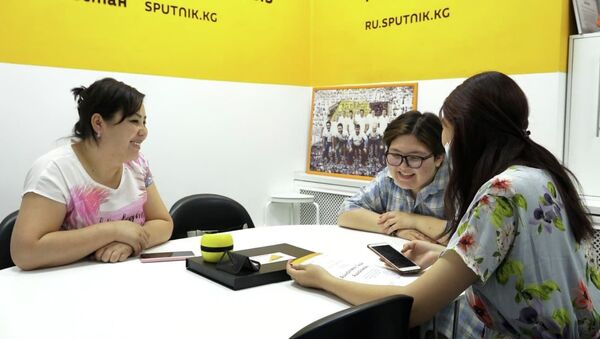 У родителей брать деньги стыдно! Мотивирующая история бишкекских школьниц - Sputnik Кыргызстан