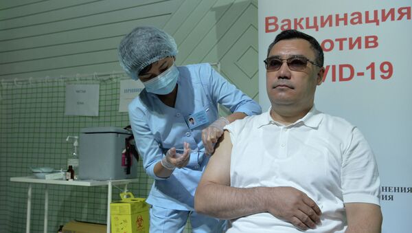 Президент Садыр Жапаров прошел вакцинацию против COVID-19 - Sputnik Кыргызстан