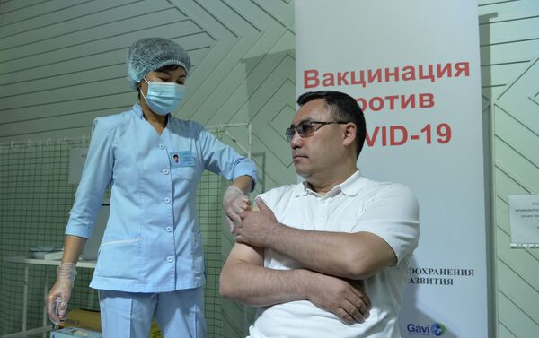 Вакцинация от COVID-19 президента Садыра Жапарова - Sputnik Кыргызстан
