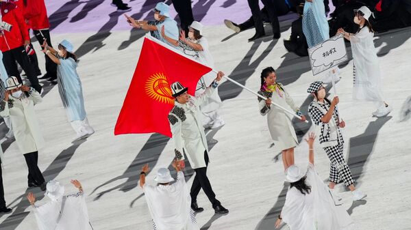 Знаменосцы сборной Кыргызстана на Олимпийских играх в Токио. Архивное фото - Sputnik Кыргызстан