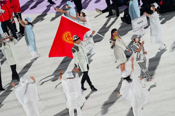 Токиодо Олимпиада оюндары расмий ачылып, учурда спортчулар салтанаттуу параддан өтүп жатышат. - Sputnik Кыргызстан