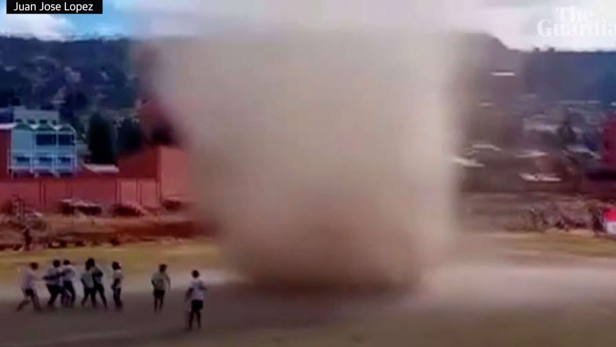 ураган в городе. унесенные торнадо. торнадо в дубае. унесенные торнадо. смерч в россии 2021.