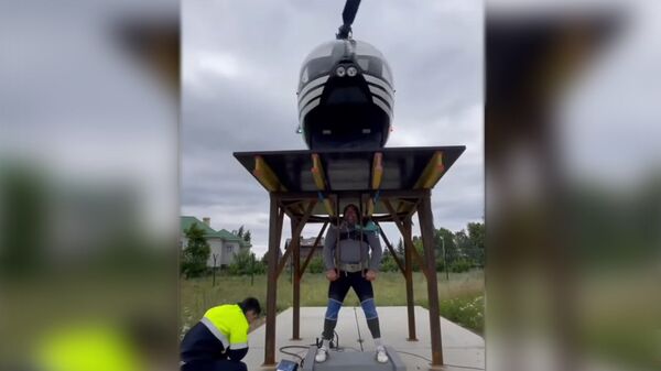 Силач поднял платформу с вертолетом весом 1,5 тонны — видео. Это рекорд - Sputnik Кыргызстан