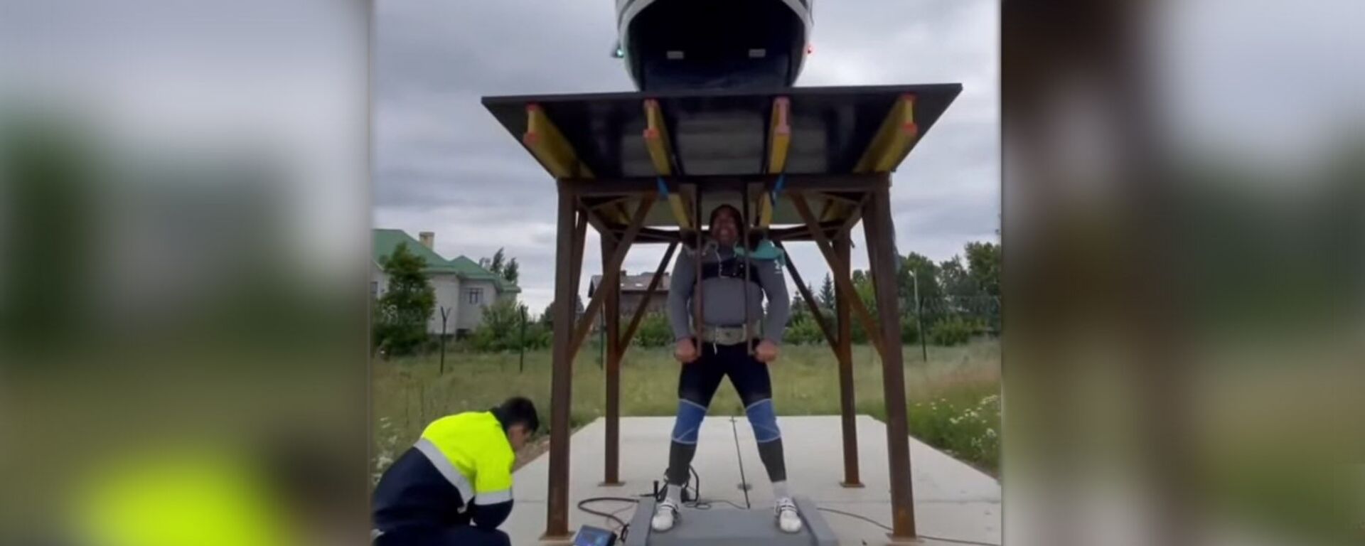 Силач поднял платформу с вертолетом весом 1,5 тонны — видео. Это рекорд - Sputnik Кыргызстан, 1920, 24.07.2021