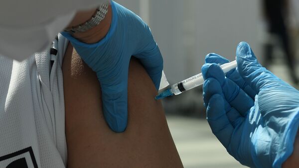 Медицинский сотрудник делает прививку от COVID-19. Архивное фото - Sputnik Кыргызстан
