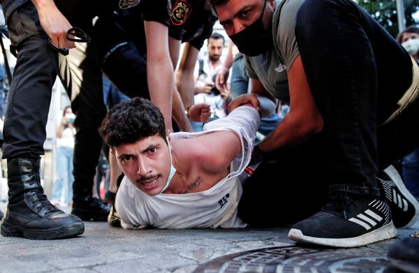 Стамбул полициясы Суручтагы террордук актынын жылдыгына арналган нааразычылык акциясындагы активисттерди кармап жатат - Sputnik Кыргызстан