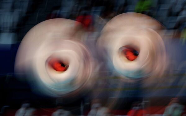 Спортчулар Лена Хентшель менен Тина Пунцель Япониядагы Олимпиада оюндарында синхрондук сууга секирүү боюнча коло медаль алышты. Немис кыздар үч метрлик бийиктиктен секиришкен - Sputnik Кыргызстан