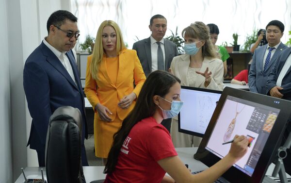 Новое предприятие посетил сегодня президент Садыр Жапаров - Sputnik Кыргызстан