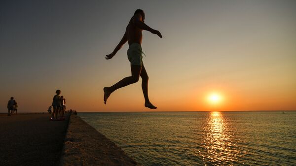 Мужчина прыгает с пирса. Архивное фото - Sputnik Кыргызстан