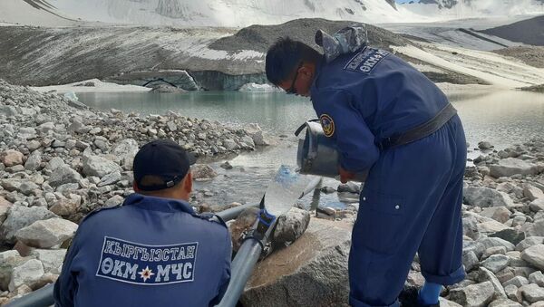 Сотрудники МЧС во время проведения работ по уменьшению объема воды в озере Адыгене Аламединского района - Sputnik Кыргызстан