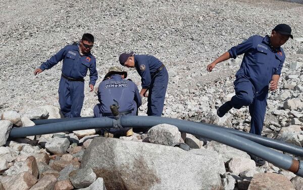 Для уменьшения воды в озере Адыгене на базе Государственного центра подготовки спасательного центра МЧС был сформирован спасательный отряд - Sputnik Кыргызстан