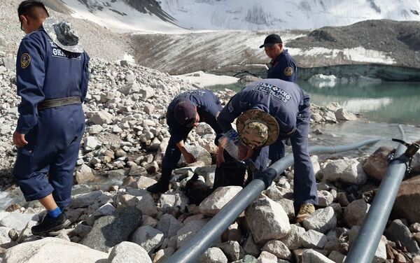 Из-за аномально жаркой погоды начали таять ледники — это привело к чрезмерному наполнению водой горных озер Чуйской области - Sputnik Кыргызстан