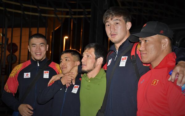 Работники агентства и друзья спортсменов проводили их в аэропорту Манас.  - Sputnik Кыргызстан