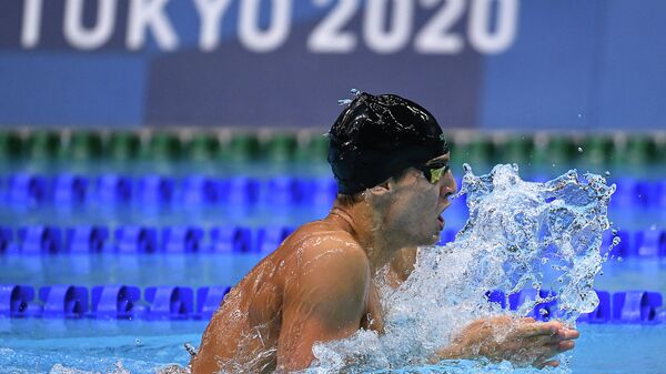 Денис Петрашов участвует в заплыве на 200 метров брассом во время Олимпийских игр 2020 года в Токио - Sputnik Кыргызстан