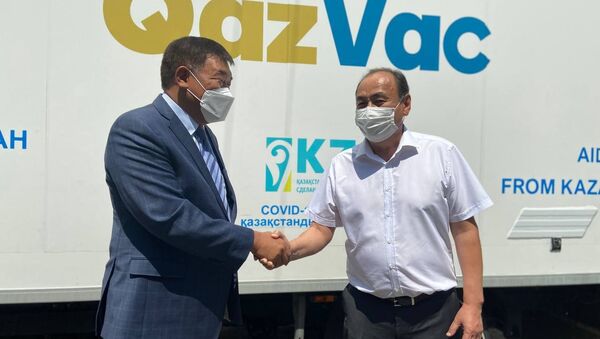 Кыргызстанга гуманитардык жардам катары QazVac вакцинасынын 25 миң дозасы алып келинди - Sputnik Кыргызстан
