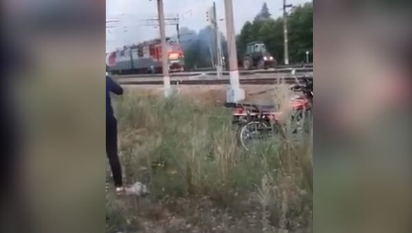 Трактор оттащил горящий тягач поезда от цистерн с топливом — видео - Sputnik Кыргызстан