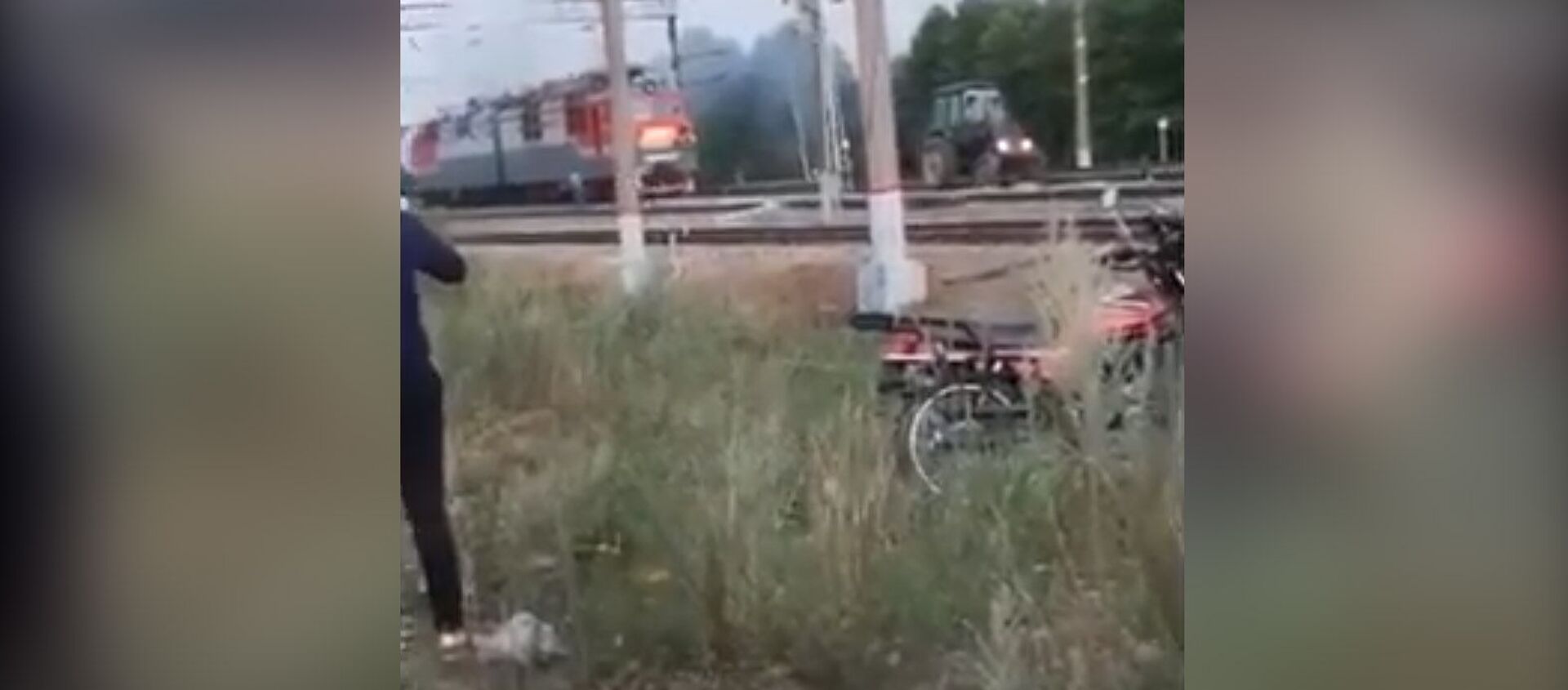 Трактор оттащил горящий тягач поезда от цистерн с топливом — видео - Sputnik Кыргызстан, 1920, 28.07.2021
